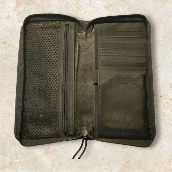Fossil Black Genuine Leather Passport Wallet With Zip Closure & Multiple Pockets - Picture 2 of 5